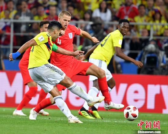 北京时间7月4日凌晨2:00,俄罗斯世界杯最后一场1/8决赛在莫斯科斯巴达克体育场打响,哈里-凯恩率先点球破门,米纳终场前头球扳平。120分钟过后,点球大战中英格兰以4:3战胜哥伦比亚,总比分5:4战胜对手,拿到了最后一张八强的门票。 <a target='_blank' href='http://www.chinanews.com/'></p>中新社记者 毛建军 摄 点击进入下一页