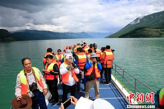 游客乘船游喀纳斯湖。 王小军 摄