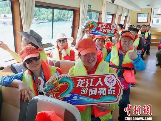 500名游客抵达新疆“明星”景区喀纳斯。 王小军 摄