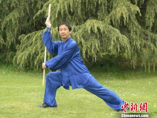 图为毛明春演示鞭杆技法。 毛明春 供图 摄 图为毛明春演示鞭杆技法。 毛明春 供图 摄