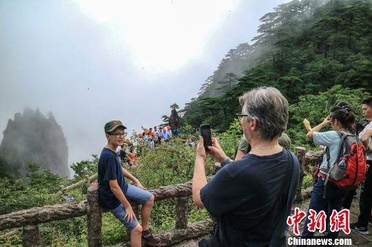 近日,众多中外游客前往安徽黄山风景区避暑休闲游玩 李金刚 摄 近日,众多中外游客前往安徽黄山风景区避暑休闲游玩 李金刚 摄