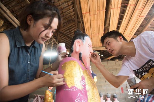 (图片故事)(1)扎根乡土的“90后”泥塑夫妻档