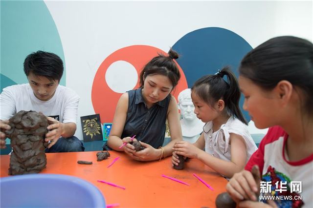 (图片故事)(6)扎根乡土的“90后”泥塑夫妻档