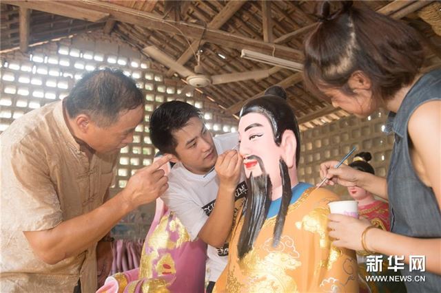 (图片故事)(7)扎根乡土的“90后”泥塑夫妻档