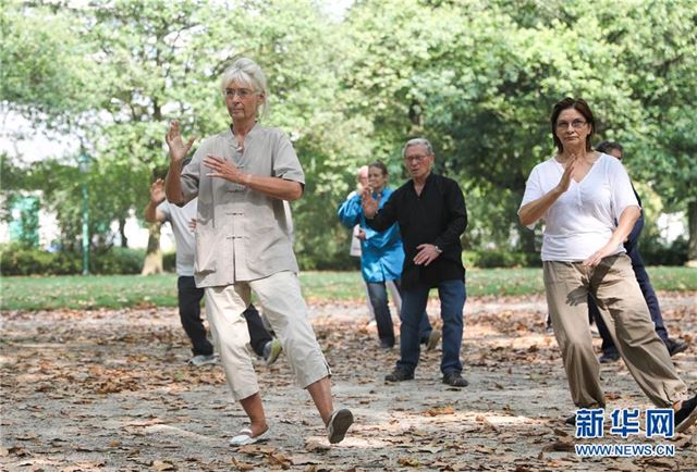 (XHDW)(1)比利时布鲁塞尔:免费太极课吸引爱好者