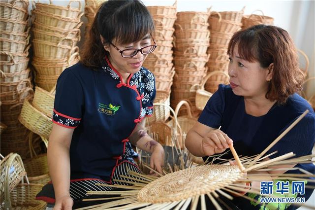 (脱贫攻坚)(1)“巧娘”编织幸福生活