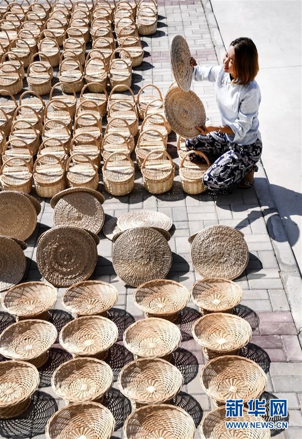 (脱贫攻坚)(3)“巧娘”编织幸福生活