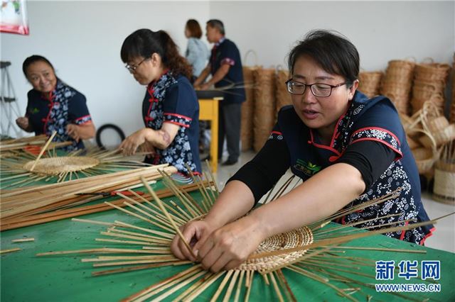 (脱贫攻坚)(2)“巧娘”编织幸福生活