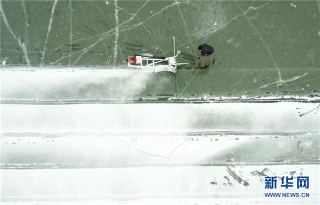 (社会)(1)松花江面裁出“冰雪霓裳”