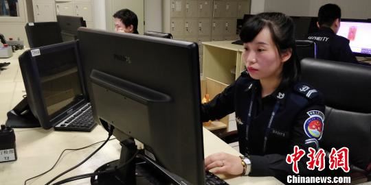 贵阳龙洞堡国际机场安检站行检部班组长莫婧在AT判图 袁超 摄 贵阳龙洞堡国际机场安检站行检部班组长莫婧在AT判图 袁超 摄