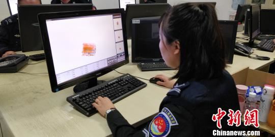 贵阳龙洞堡国际机场安检站行检部班组长莫婧在AT判图 袁超 摄 贵阳龙洞堡国际机场安检站行检部班组长莫婧在AT判图 袁超 摄