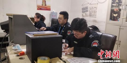 贵阳龙洞堡国际机场安检员在CT判图 袁超 摄 贵阳龙洞堡国际机场安检员在CT判图 袁超 摄