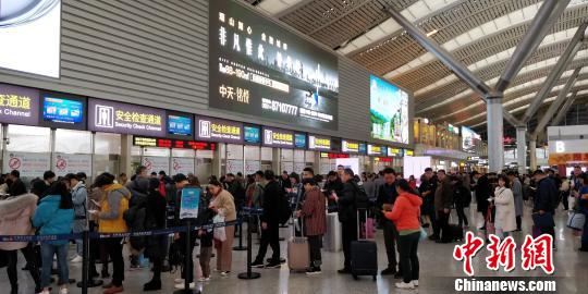 贵阳龙洞堡国际机场大厅 袁超 摄 贵阳龙洞堡国际机场大厅 袁超 摄