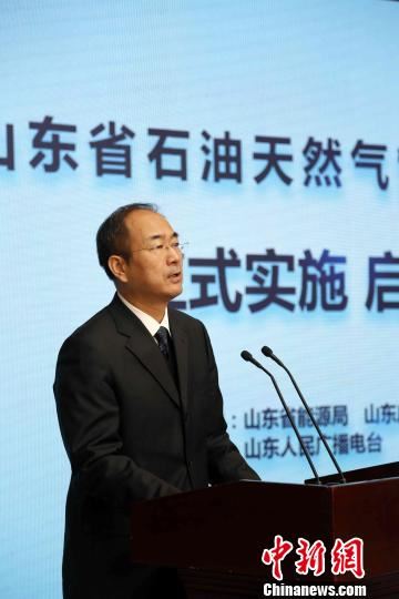 山东省能源局局长栾健在启动仪式上介绍《条例》相关情况。 沙见龙 摄 山东省能源局局长栾健在启动仪式上介绍《条例》相关情况。 沙见龙 摄