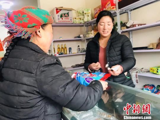 坪垭藏族乡腰道村村民李吉地卓玛“因地制宜”将家中一楼整理成超市,出售各类生活用品。 艾庆龙 摄 坪垭藏族乡腰道村村民李吉地卓玛“因地制宜”将家中一楼整理成超市,出售各类生活用品。 艾庆龙 摄