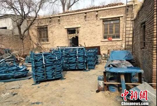 执法人员查获的露天喷漆摊点。蠡县宣传部供图 执法人员查获的露天喷漆摊点。蠡县宣传部供图