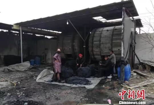 被查处的非法加工皮张的熥皮摊点。蠡县宣传部供图 被查处的非法加工皮张的熥皮摊点。蠡县宣传部供图