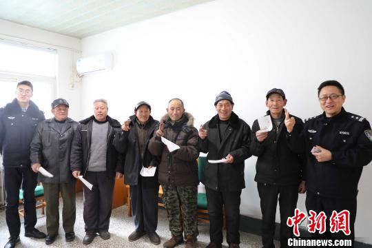 烟台牟平法院执行的拖欠农民工工资案件中，平均年龄超过60的老人们来申请执行，执行干警迅速开启绿色通道，迅速替老人们拿回工钱。　王迪 摄