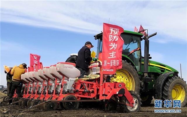 #(社会)(2)黑龙江垦区:大田玉米播种忙