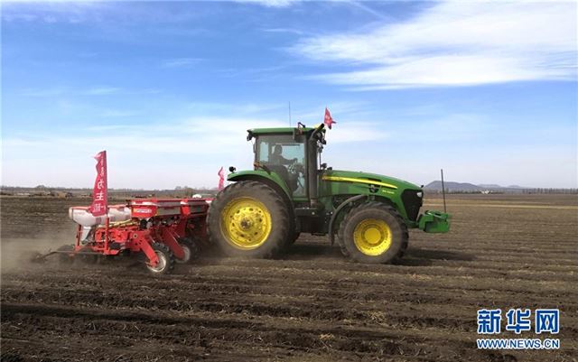 #(社会)(3)黑龙江垦区:大田玉米播种忙
