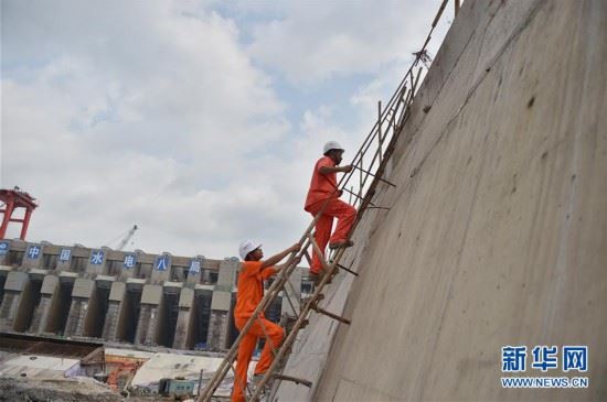 (社会)(4)大藤峡水利枢纽工地上的“60后”老杨和他的“90后”徒弟们