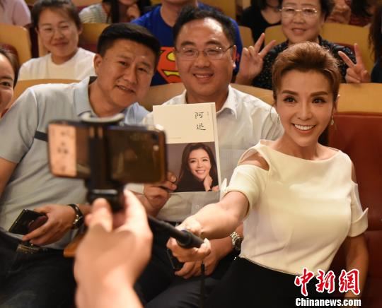 图为朱迅与现场师生自拍合影。 张玮 摄 图为朱迅与现场师生自拍合影。 张玮 摄