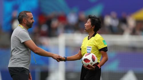 秦亮(右)在比赛中。图片来源:亚足联官网 点击进入下一页