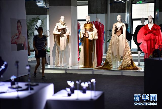 (教育)(2)西安美术学院毕业生作品展风采