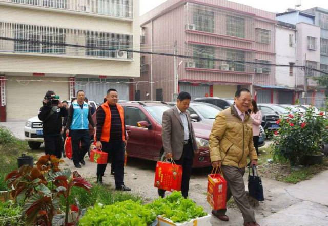 巫金星先生到汤坑镇各村社区居委的百岁老人家里进行慰问 巫金星先生到汤坑镇各村社区居委的百岁老人家里进行慰问