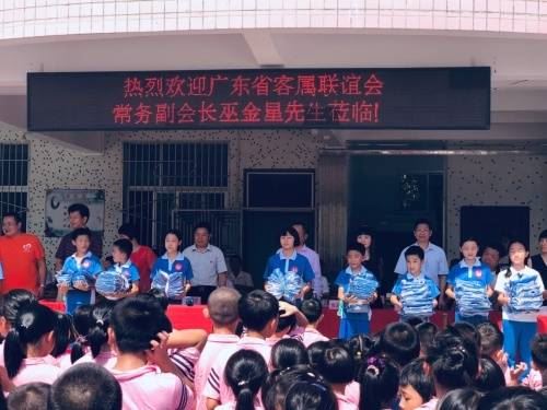 巫金星先生捐赠给丰良镇太平小学、梅州市唯一一所少数民族学校潭江镇凤坪畲族学校奖教奖学金。 巫金星先生捐赠给丰良镇太平小学、梅州市唯一一所少数民族学校潭江镇凤坪畲族学校奖教奖学金。
