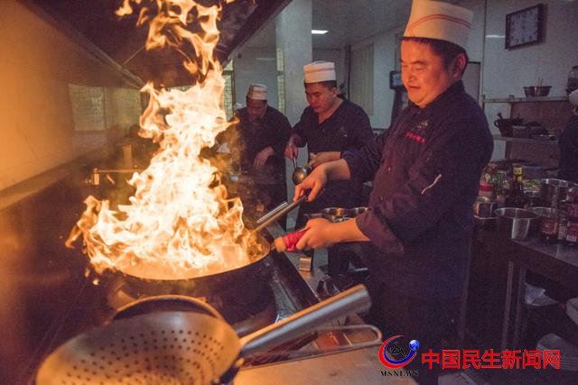 雪峰“山猪肉”钩住了游人的胃