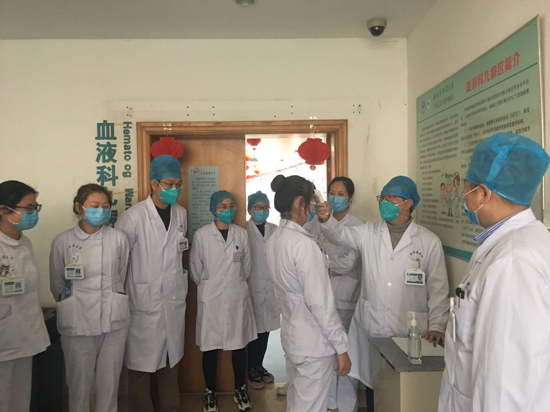 河南省肿瘤医院血液九病区医护人员用医德和爱心诠释了医护人员的职责