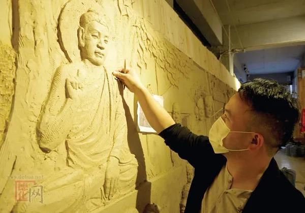 “陶艺匠师”陈建评:勇于挑战 创作国内最大“中国白”浮雕