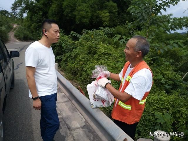 资中县公路养护管理段:给一线养护工人送清凉