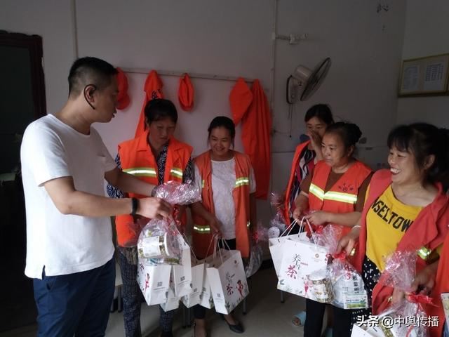 资中县公路养护管理段:给一线养护工人送清凉