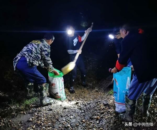 湖北监利:奋身一跃探“管涌” “险情”面前显本色