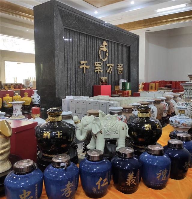 图片包含 室内, 瓶子, 食物, 柜台
描述已自动生成