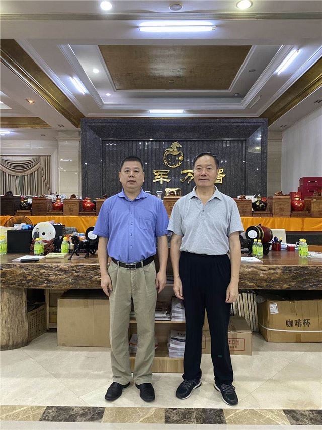 图片包含 室内, 天花板, 人, 站
描述已自动生成