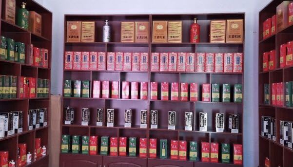 书架上有许多书
描述已自动生成