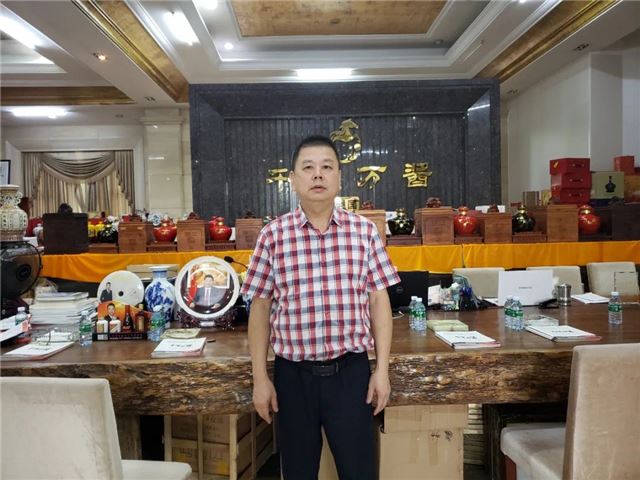 人站在厨房里
描述已自动生成