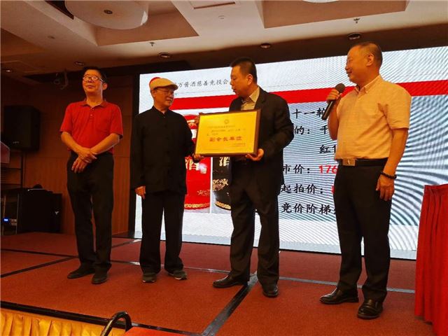 一群人站在台上

描述已自动生成