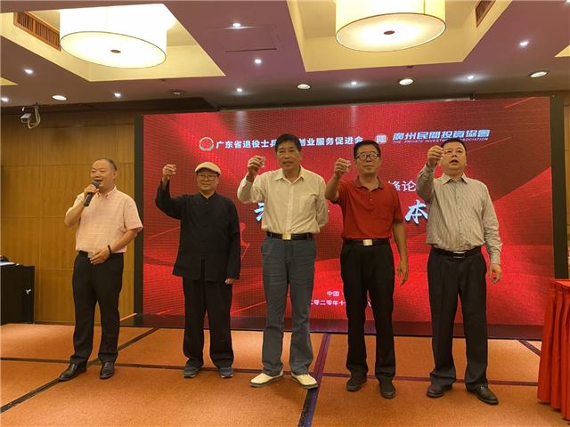 一群人站在房间里

描述已自动生成