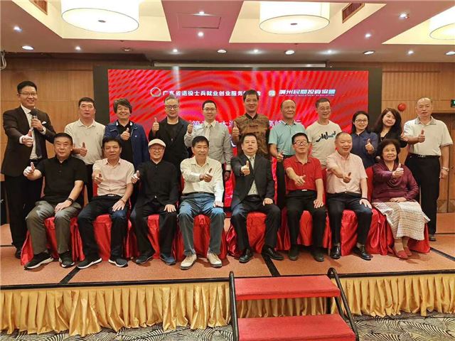 图片包含 人, 室内, 天花板, 一群

描述已自动生成