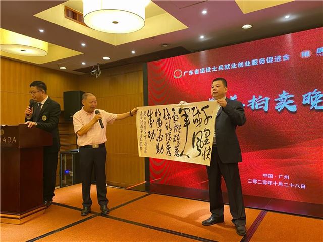 人们站在房间里

描述已自动生成