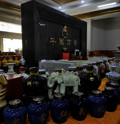 图片包含 室内, 食物, 瓶子, 柜台

描述已自动生成