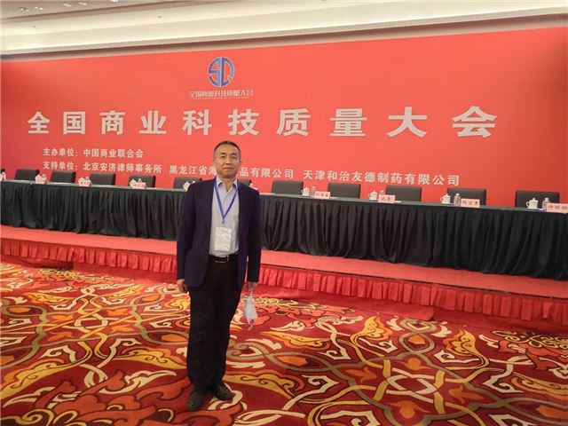 图片包含 家具, 地毯, 室内, 男人

描述已自动生成