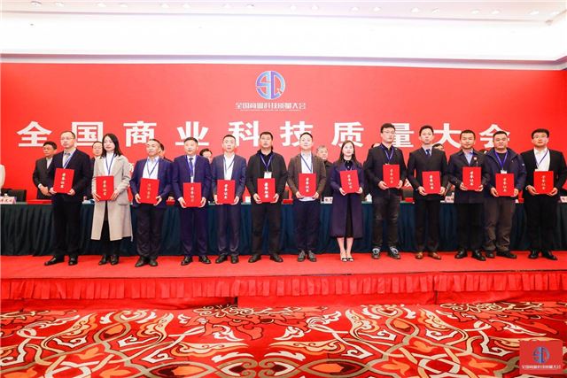 图片包含 室内, 人, 桌子, 大

描述已自动生成