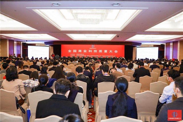 图片包含 室内, 天花板, 人, 人们

描述已自动生成