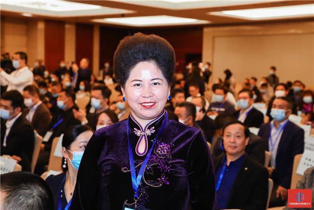 穿西装的男人站在人群中

描述已自动生成