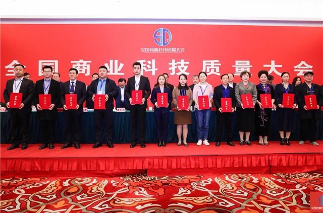 图片包含 人, 室内, 地毯, 家具

描述已自动生成